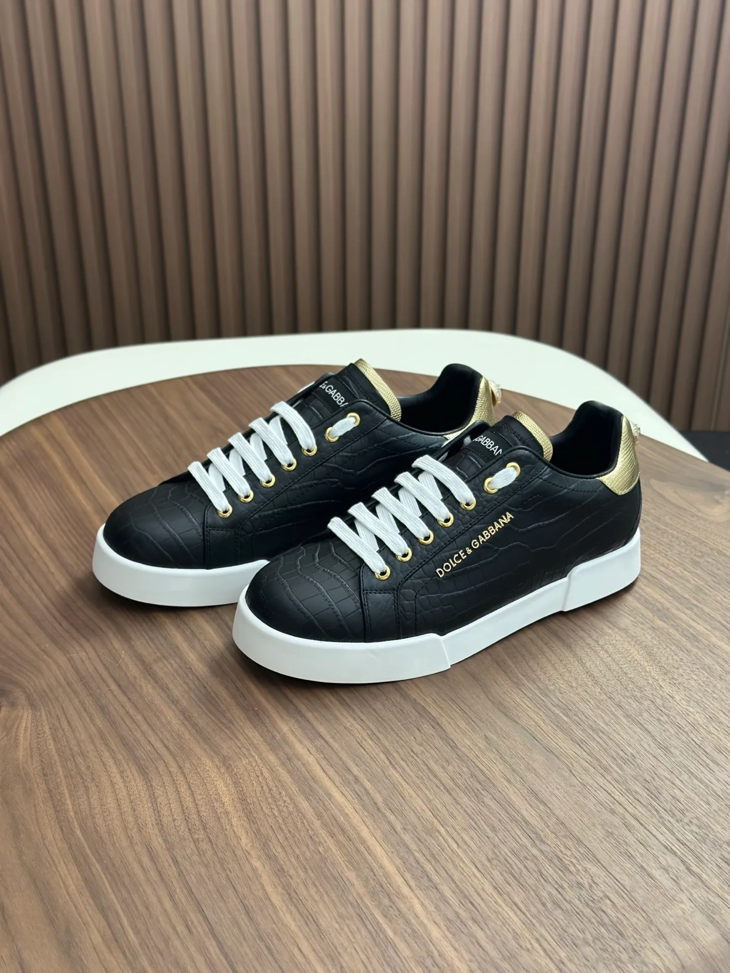 New product 💰800 DG Dolce & Gabbana men's shoes 💰ortofino calfskin sneakers ♞size; 39~44 (customized 38.45.46) Iconic men's shoes 💰ortofino series of sneakers, classic and timeless style, now presented with fashionable details. The calfskin engraved DG logo is a subtle finishing touch. Men's shoes💰ortofino calfskin sneakers: